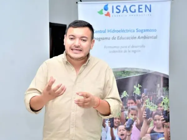Mentor dando una charla sobre emprendimiento y desarrollo empresarial en un programa comunitario.