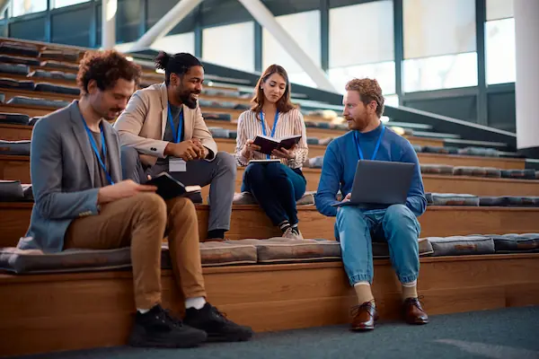 Empresario discutiendo ideas con colegas durante una reunión