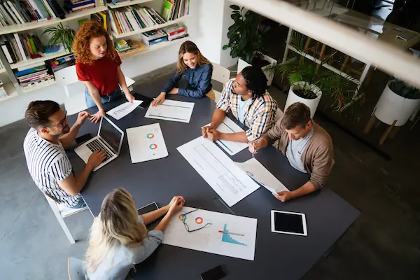 Proceso colaborativo de personas capacitadas y multiculturales trabajando juntas