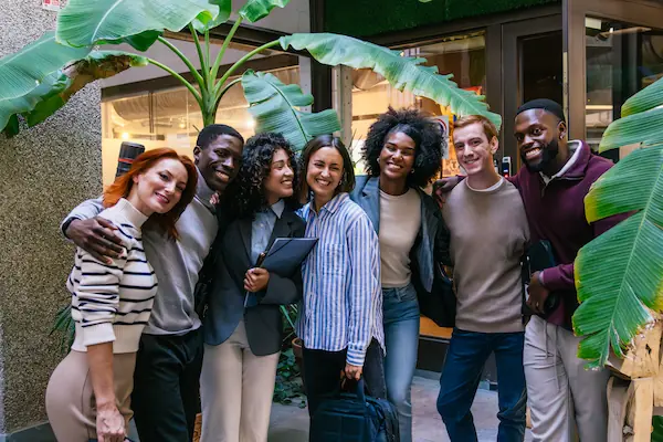 Feliz equipo multietnico sonriendo juntos para una foto