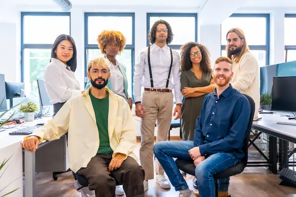 Retrato de miembros jóvenes de una empresa en un entorno profesional